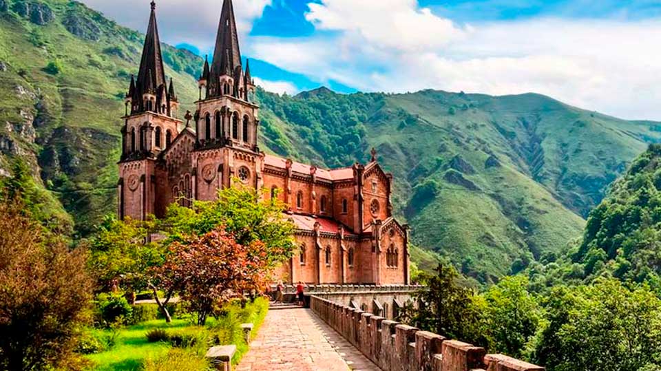santuario-covadonga-picos-europa → Strike Tours