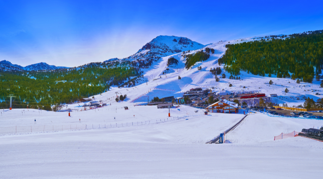 Nesta imagem, é possível observar o Resort de Grandvalira e as respetivas pistas.